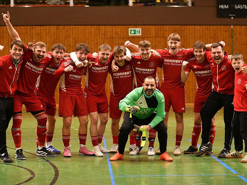 Turniersieger 1.FC Altenkunstadt mit Neunmeter-Held Nawzad Alkhalaf (vorne).