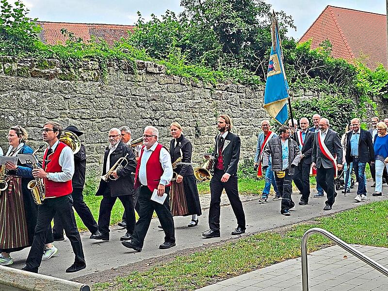 Der Festzug vom Feuerwehrhaus in den Engelgarten wird musikalisch begleitet vom Spielmannszug Höchstadt. Johanna Blum Der Festzug vom Feuerwehrhaus in den Engelgarten wird musikalisch begleitet vom Spielmannszug Höchstadt. Johanna Blum