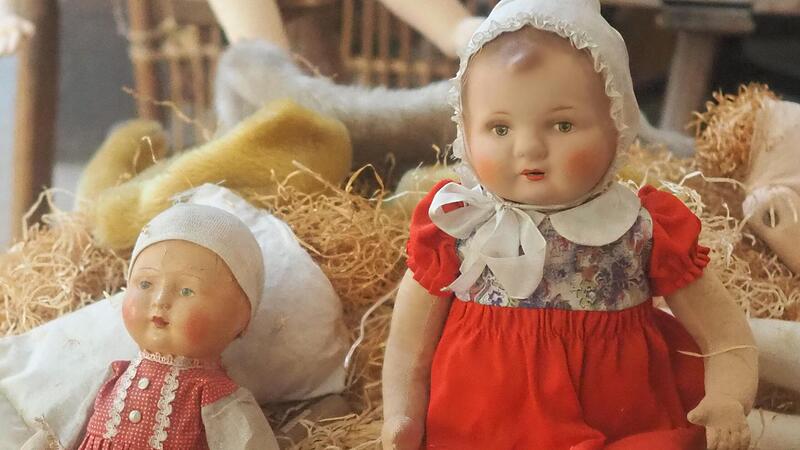 Exponat des Monats des Spielzeugmuseums Neustadt: Werfpuppen im Spielzeugmuseum Neustadt: In dieser Presse wird der Kopf für eine Werfpuppe angefertigt.