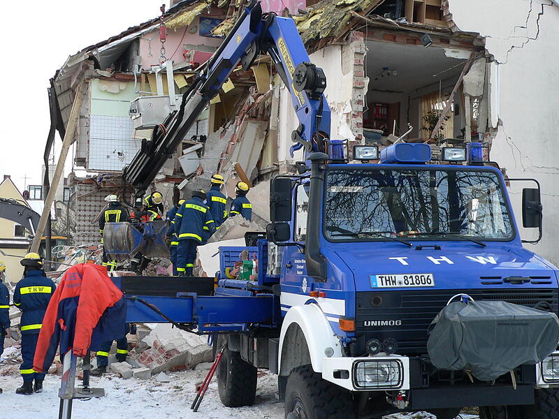 THW BaiersdorfEinsätze des THW Baiersdorf in der Region Februar 2009: Einsatzkräfte des THW unterstützen die Feuerwehr, den Rettungsdienst und die Polizei bei Bergungs- und Absicherungsmaßnahmen nach einer Gasexplosion eines Hauses in Höchstadt an der Aisch.