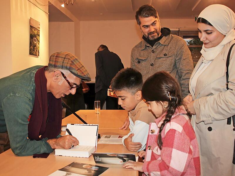 Im Anschluss an die Verleihung des Chamisso-Publikationsstipendiums signierte Bahram Moradi sein Buch.