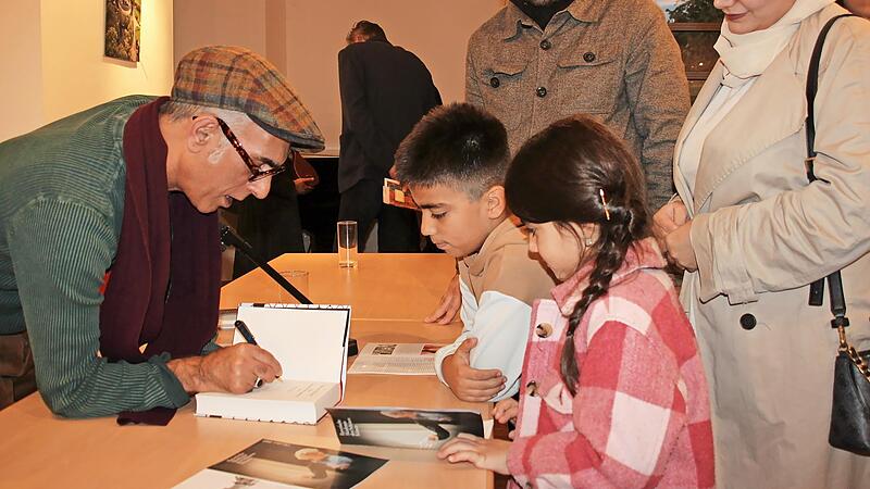 Im Anschluss an die Verleihung des Chamisso-Publikationsstipendiums signierte Bahram Moradi sein Buch.
