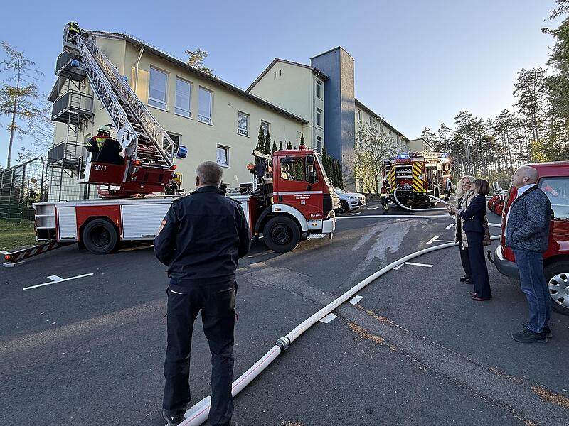 Neben Kreisbrandinspektor Steffen Kiesel (v.l.) beobachten B&uuml;rgermeister Michael Kastl sowie Betriebsleiterin am Thoraxzentrum Stefanie D&ouml;rfner und Heimleiterin im Haus Windsburg Natalie Sp&auml;t die Personenrettung &uuml;ber die Drehleiter .