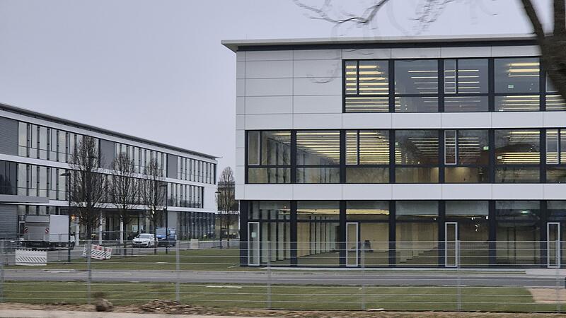 Viel Platz: Der Brose-Neubau am Berliner Ring in Bamberg (rechts) ist weitgehend fertiggestellt und steht leer. Viel Platz: Der Brose-Neubau am Berliner Ring in Bamberg (rechts) ist weitgehend fertiggestellt und steht leer.