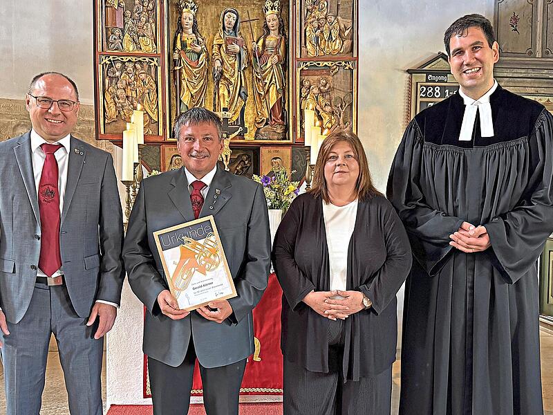 F&uuml;r 50 Jahre aktive Bl&auml;serzeit wurde Gerald K&ouml;rner (Zweiter von links) von (von links)  Chorobmann Christian W&ouml;hner, Kirchenvorstand Sonja Hausd&ouml;rfer und Pfarrer Johannes Kr&auml;mer geehrt.privat