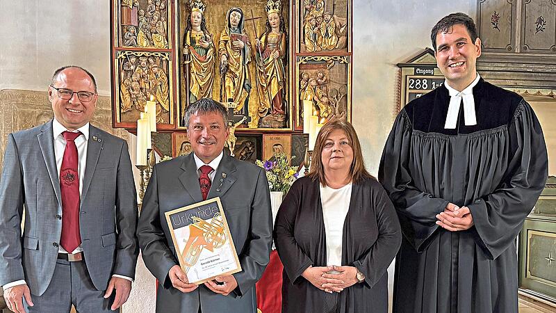 Für 50 Jahre aktive Bläserzeit wurde Gerald Körner (Zweiter von links) von (von links) Chorobmann Christian Wöhner, Kirchenvorstand Sonja Hausdörfer und Pfarrer Johannes Krämer geehrt.privat Für 50 Jahre aktive Bläserzeit wurde Gerald Körner (Zweiter von links) von (von links) Chorobmann Christian Wöhner, Kirchenvorstand Sonja Hausdörfer und Pfarrer Johannes Krämer geehrt.privat