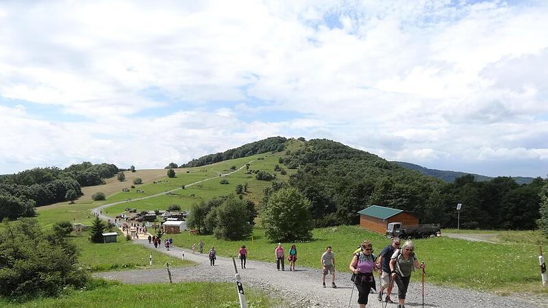 Bei den Wandertagen im Truppenübungsplatz können sonst gesperrte Bereiche der Rhön wie der 909 Meter hohen Eierhauckberg erwandert werden.
