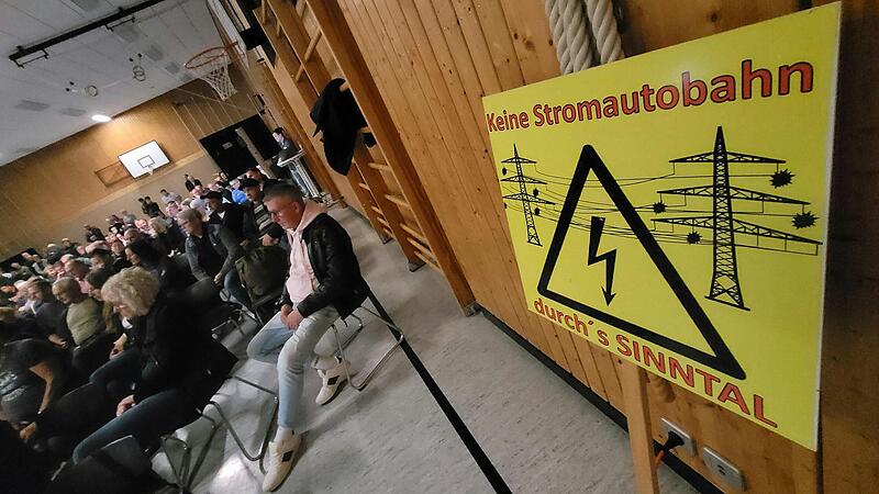 Vor allem in Zeitlofs im Landkreis Bad Kissingen regt sich Widerstand gegen die Stromautobahn P43. Das Bild entstand 2023 bei einer Infoveranstaltung für Einwohnerinnen und Einwohner. Vor allem in Zeitlofs im Landkreis Bad Kissingen regt sich Widerstand gegen die Stromautobahn P43. Das Bild entstand 2023 bei einer Infoveranstaltung für Einwohnerinnen und Einwohner. 