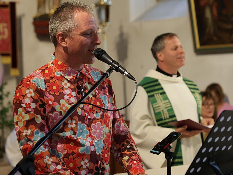 Der Pastoralreferent Thorsten Kapperer (l.) spielt Schlager am Keyboard, Pfarrer Matthias Steffel zelebriert den au&szlig;ergew&ouml;hnlichen Gottesdienst.Mathias Erlwein