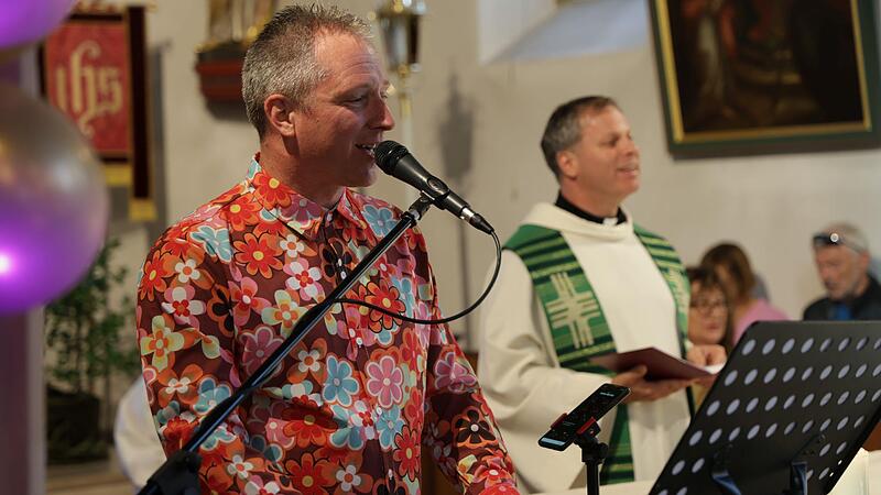 Der Pastoralreferent Thorsten Kapperer (l.) spielt Schlager am Keyboard, Pfarrer Matthias Steffel zelebriert den außergewöhnlichen Gottesdienst.Mathias Erlwein Der Pastoralreferent Thorsten Kapperer (l.) spielt Schlager am Keyboard, Pfarrer Matthias Steffel zelebriert den außergewöhnlichen Gottesdienst.Mathias Erlwein