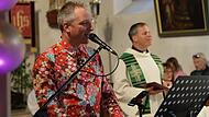 Der Pastoralreferent Thorsten Kapperer (l.) spielt Schlager am Keyboard, Pfarrer Matthias Steffel zelebriert den au&szlig;ergew&ouml;hnlichen Gottesdienst.Mathias Erlwein