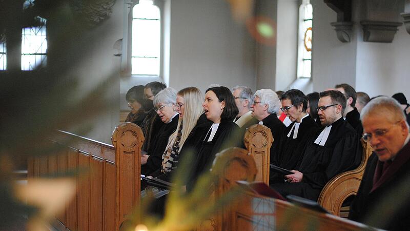 Zu Beginn des Gottesdienstes singt die neue Pfarrerin Christina Kurth zusammen mit der Gemeinde. Hinter ihr sitzt ihr Mann Henrik.Forchheim & Fränkische Schweiz Zu Beginn des Gottesdienstes singt die neue Pfarrerin Christina Kurth zusammen mit der Gemeinde. Hinter ihr sitzt ihr Mann Henrik.Forchheim & Fränkische Schweiz