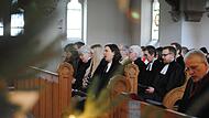 Zu Beginn des Gottesdienstes singt die neue Pfarrerin Christina Kurth zusammen mit der Gemeinde. Hinter ihr sitzt ihr Mann Henrik.Forchheim & Fränkische Schweiz Zu Beginn des Gottesdienstes singt die neue Pfarrerin Christina Kurth zusammen mit der Gemeinde. Hinter ihr sitzt ihr Mann Henrik.Forchheim & Fränkische Schweiz