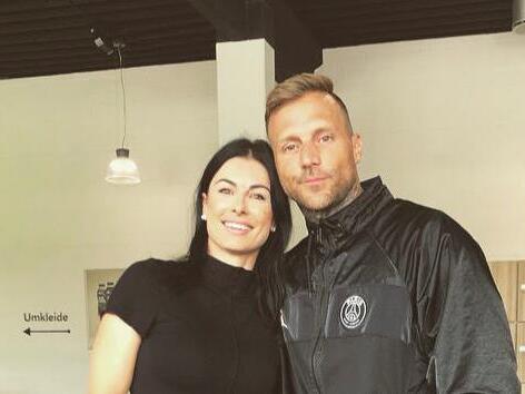 Vor seinem Konzert auf dem Schlossplatz in Coburg trainierte der Rapper Kontra K in der &bdquo;Fitnessfabrik&ldquo; in der Karchestra&szlig;e. Mit der Trainerin Sabrina machte er ein Erinnerungsfoto.
