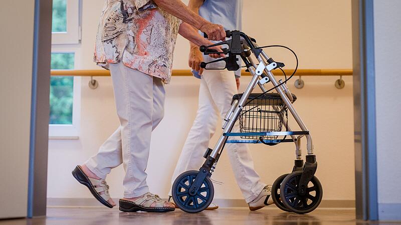 Seniorin und Pflegekraft Seniorin und Pflegekraft