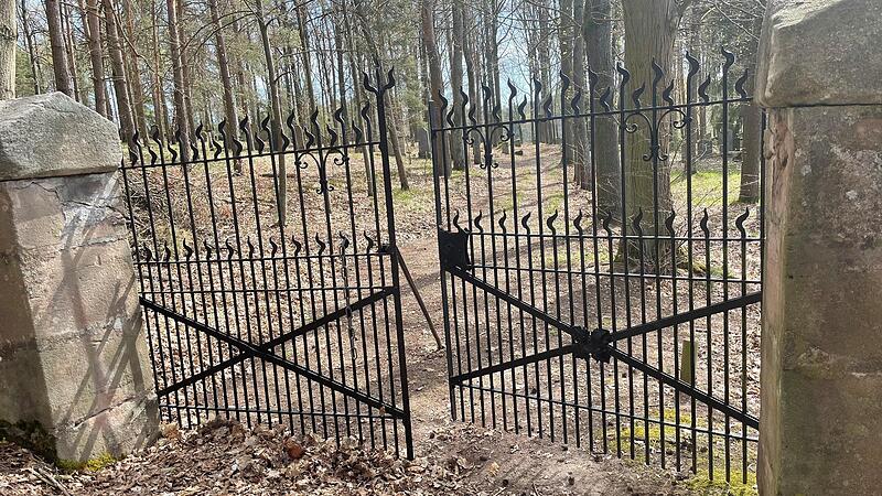 Durch dieses schwere Tor wird der Friedhof in Zeckern betreten. In der Regel ist es allerdings verschlossen. &bdquo;Aus Gr&uuml;nden&ldquo;, wie gerne gesagt wird.