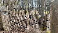 Durch dieses schwere Tor wird der Friedhof in Zeckern betreten. In der Regel ist es allerdings verschlossen. „Aus Gründen“, wie gerne gesagt wird.