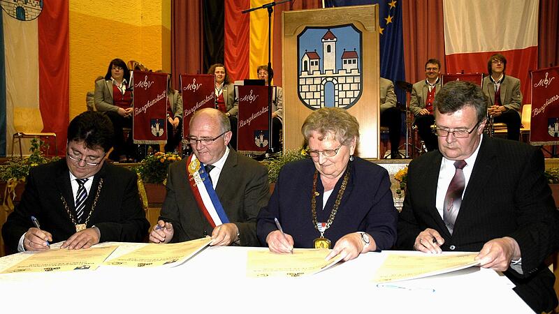 Auch für Gerlinde Konrad war es als ein besonderes Ereignis, als sie während ihrer Amtszeit an der Unterzeichnung der Städtepartnerschaftsurkunde mit der französischen Stadt Quéven teilnehmen durfte.