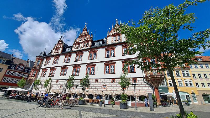 Platanen statt Pflasterhitze: Coburgs Marktplatz k&ouml;nnte bald gr&uuml;ner werden. Doch der Denkmalschutz steht dem Vorhaben kritisch gegen&uuml;ber.