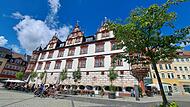 Platanen statt Pflasterhitze: Coburgs Marktplatz könnte bald grüner werden. Doch der Denkmalschutz steht dem Vorhaben kritisch gegenüber.