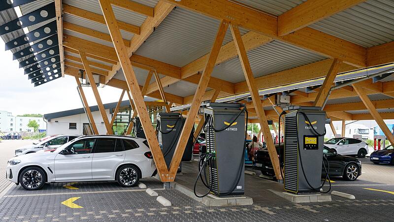 Schnellladestationen für Elektroautos