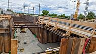 Am Bahnhof wird schon an der Unterführung zu den Rampen für einen barrierefreien Gleiszugang gebaut.