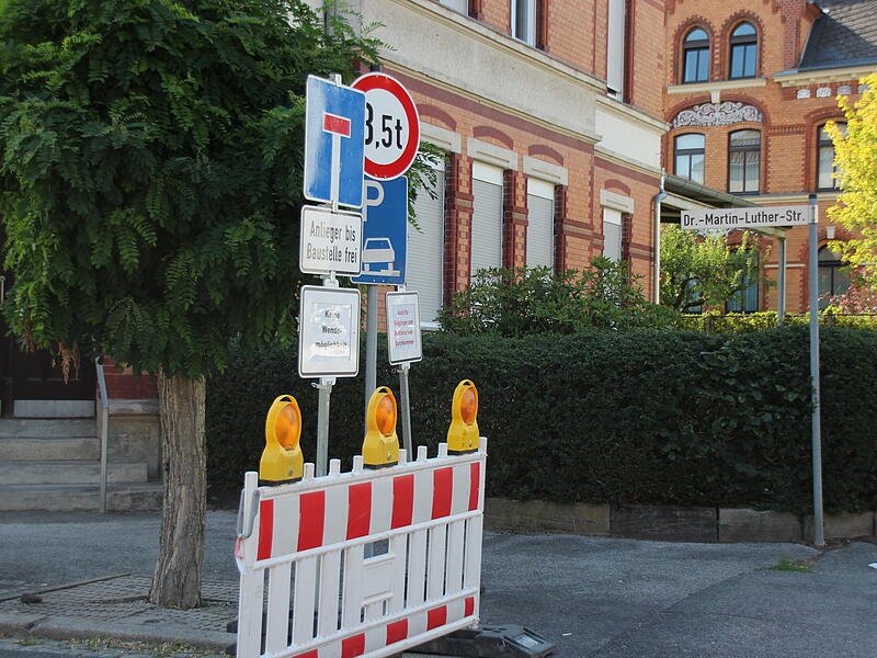 Neustadt bei Coburg: Gebäude einsturzgefärdetGebäude in Neustadt bei Coburg einsturzgefährdet Von der Bahnhofsstraße kommend informiert ein Schild, dass die Dr.-Martin-Luther-Straße nicht mehr durchfahrbar ist.