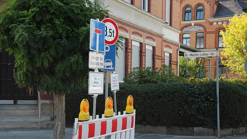 Neustadt bei Coburg: Gebäude einsturzgefärdetGebäude in Neustadt bei Coburg einsturzgefährdet Von der Bahnhofsstraße kommend informiert ein Schild, dass die Dr.-Martin-Luther-Straße nicht mehr durchfahrbar ist.