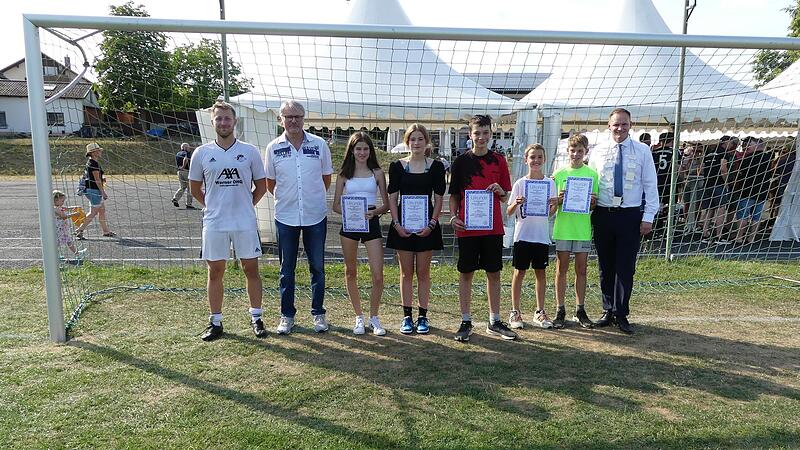 Die Kreismeister in der Leichtathletik erhielten von Bürgermeister Nico Rogge eine Urkunde. Sie waren als erfolgreiche Sportler des Jahres 2022 geehrt worden. Mit auf dem Bild (zweiter von links) Jürgen Reith, der den Ehrenbrief der Gemeinde für s...