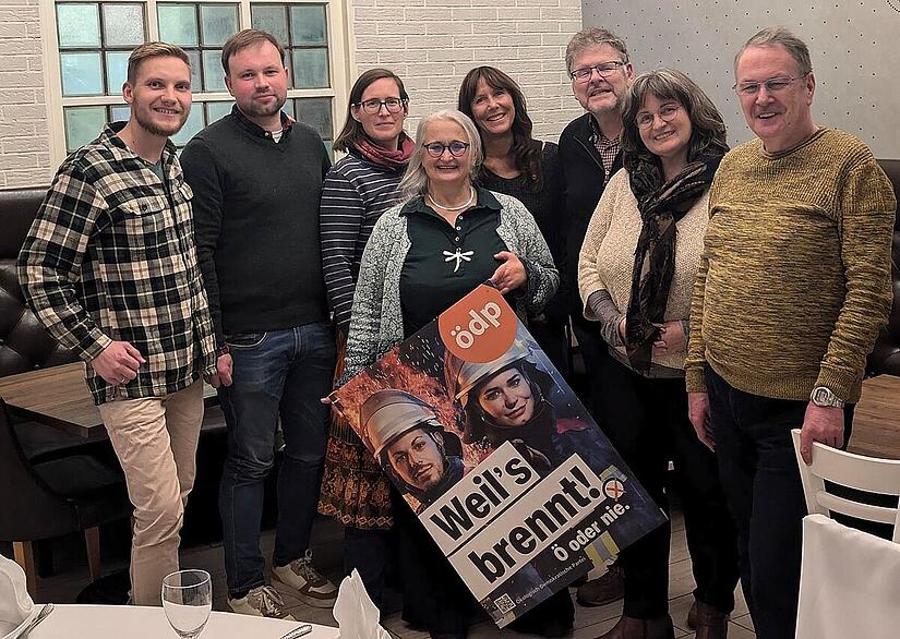 Die &Ouml;DP hat ihre Liste f&uuml;r die Stadtratswahl in Coburg nominiert. Hier ist ein Teil der Kandidierenden zu sehen sowie auch der amtierende &Ouml;DP-Stadtrat Tristan Wolf (Zweiter von links).