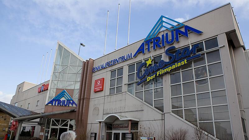 Das Atrium vor zehn Jahren. Mittlerweile ist die Fassade mit dem markanten Schriftzug abgerissen.