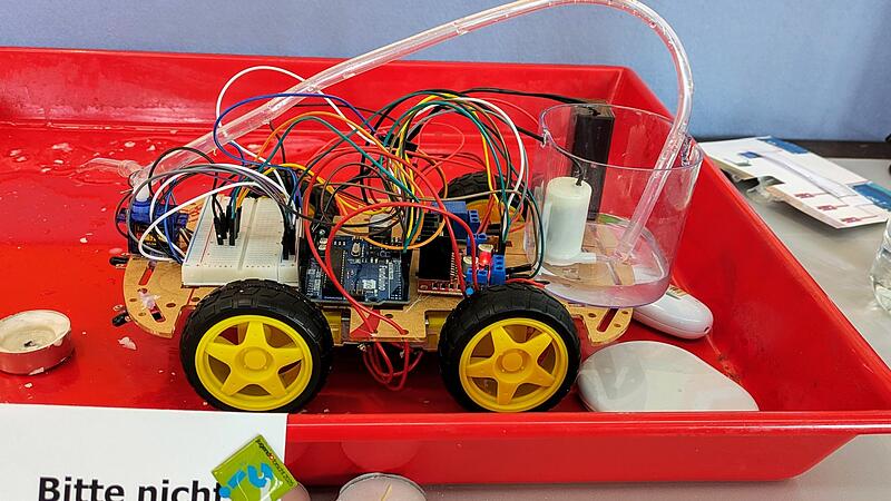 Mit dem Modell ihres L&ouml;schroboters wurden Elias Hans und Y&uuml;ej&uuml;n Wang, Gymnasiasten aus Aschaffenburg, die Junior-Sieger in der Kategorie Technik.