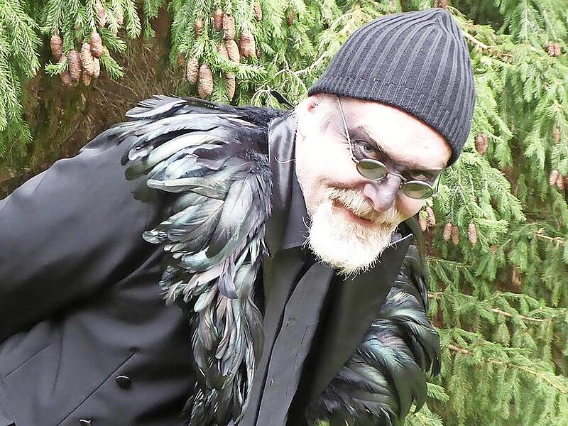 Markus Veith sorgt als Rabe beim Theaterstück „Rabenschwarze Nachtgeschichten“ für einen schaurig-schönen Abend in den Museen Schloss Aschach. (Foto: Thomas Eicher)