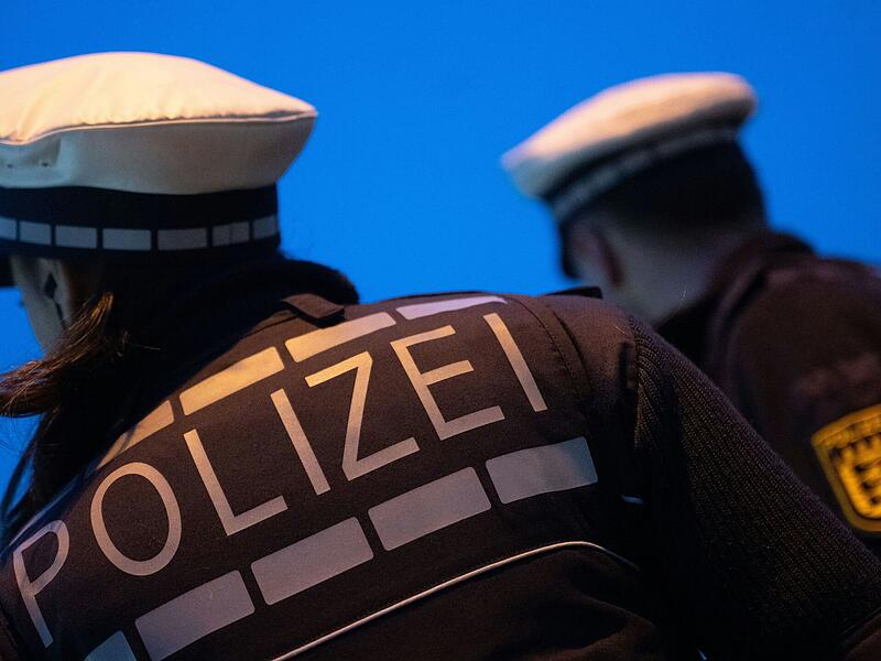Weil sich ein Unbekannter am Telefon als Polizist ausgab, ist ein &auml;lterer Mann in Forchheim am Samstag um tausende Euro an Wertgegenst&auml;nden betrogen worden.