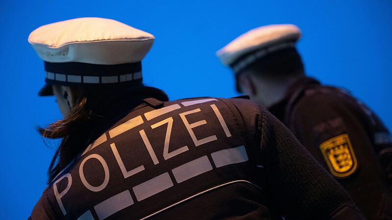 Weil sich ein Unbekannter am Telefon als Polizist ausgab, ist ein &auml;lterer Mann in Forchheim am Samstag um tausende Euro an Wertgegenst&auml;nden betrogen worden.
