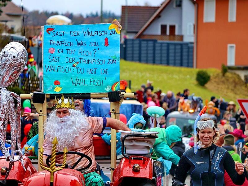 Faschingsumzug 2026 Trabelsdorf im AurachtalGallische Heldinnen auf närrischer Mission inTrabelsdorf „Sagt der Walfisch zum Thunfisch: ,Was sollen wir tun, Fisch?' Sagt der Thunfisch zum Walfisch: ,Du hast die Wahl, Fisch'“.
