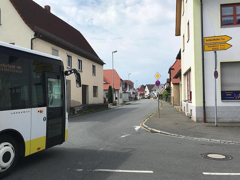 An der Abzweigung der Aischer Stra&szlig;e von der Ortsdurchfahrt beginnt die H&ouml;chstadter Stra&szlig;e &ndash; wom&ouml;glich der wichtigste Knotenpunkt im Dorf.
