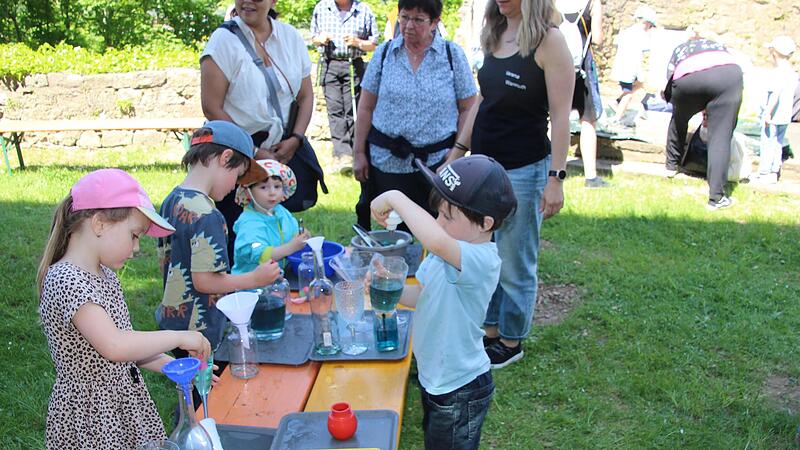 Die „Forschergruppe“ experimentierte im Burggraben mit besonderem Eifer.