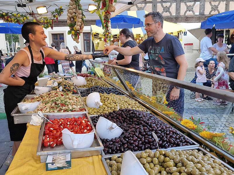 Eine Olive zum Probieren? Das geht immer.