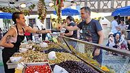 Eine Olive zum Probieren? Das geht immer.