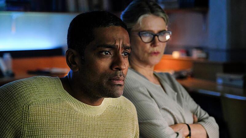 Dr. Sigur Johanson (Alexander Karim) und Dr. Katharina Lehmann (Barbara Sukowa) sprechen per Videocall mit Charlie.