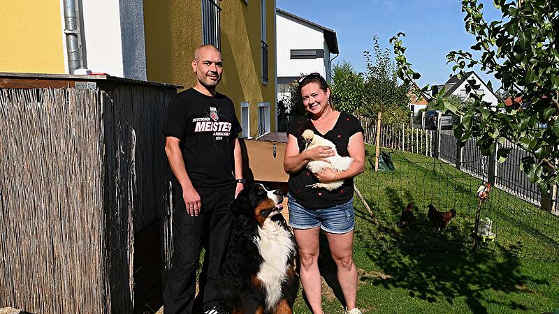 Michael Schmutzer und seine Frau Sabrina Christa halten seit drei Jahren H&uuml;hner im Garten. Hund Kenai ist vernarrt in ihre gefiederten Freunde.