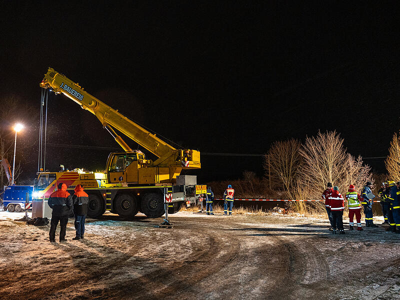 Lkw versinkt in Fluss - Großeinsatz wegen BergungGroße Bergungsaktion: Lkw versinkt in Fluss Lkw versinkt in Fluss - Großeinsatz wegen BergungGroße Bergungsaktion: Lkw versinkt in Fluss