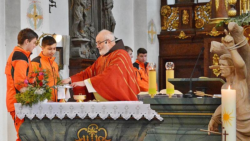 Den Gottesdienst zelebrierte Pater Korbinian, Guardian am Kloster Kreuzberg. Seine Ministranten waren Forstwirtauszubildende.