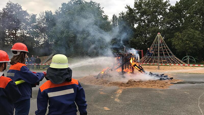 Das eigens f&uuml;r die L&ouml;sch&uuml;bung der Baiersdorfer Jugendfeuerwehr errichtete zweist&ouml;ckige &bdquo;Brandhaus&ldquo; aus Paletten war trotz eines schnellen L&ouml;scheinsatzes am Ende nicht mehr zu retten.