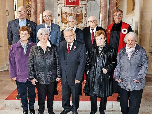 Ihre Gnaden Konfirmation (1955) konnten begehen (1. Reihe, von links) Waltraud Stenglein, Brigitte Gärtner, Günther Brückner, Hannelore Limmer, Ingeborg Eichner (Kronjuwelen Konfirmation 1950), sowie (2. Reihe, von links) Kurt Weber, Konrad Schmi... Ihre Gnaden Konfirmation (1955) konnten begehen (1. Reihe, von links) Waltraud Stenglein, Brigitte Gärtner, Günther Brückner, Hannelore Limmer, Ingeborg Eichner (Kronjuwelen Konfirmation 1950), sowie (2. Reihe, von links) Kurt Weber, Konrad Schmi...