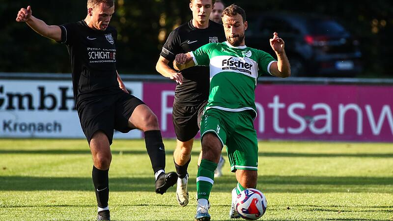 Im Mittelfeld versucht der Friesener Maximilian Weinreich (gr&uuml;n), den Ball gegen Yannick L&ouml;ffler zu verteidigen.