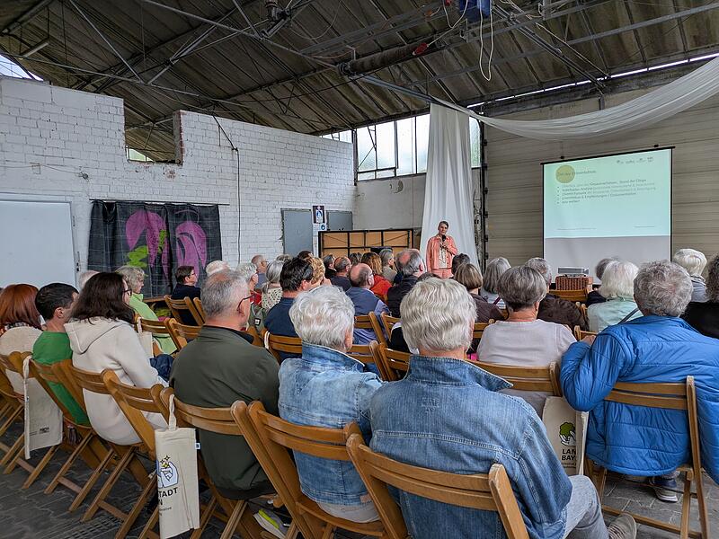 Ines Rudolph bei der Vorstellung ihrer Ergebnisse im Treibhaus. Ines Rudolph bei der Vorstellung ihrer Ergebnisse im Treibhaus.