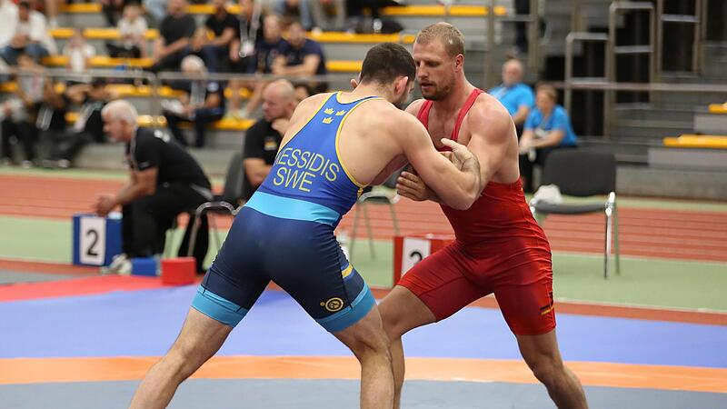 Hannes Wagner (rechts) musste gleich im Achtelfinale gegen den starken Schweden Alex Kessidis ran und verlor mit 2:7 Punkten gegen den späteren Turniersieger in der 87-Kilo-Klasse.