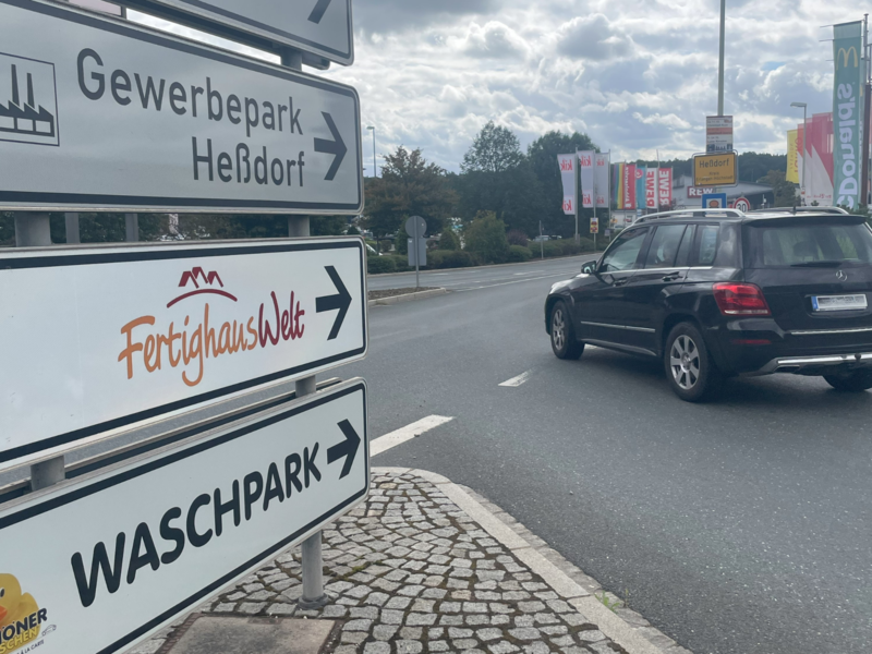 Hier rollt wieder der Verkehr: Seit Montag, 15. September, ist die Stra&szlig;ensperre wegen der A3-Bauarbeiten bei He&szlig;dorf wieder aufgehoben.